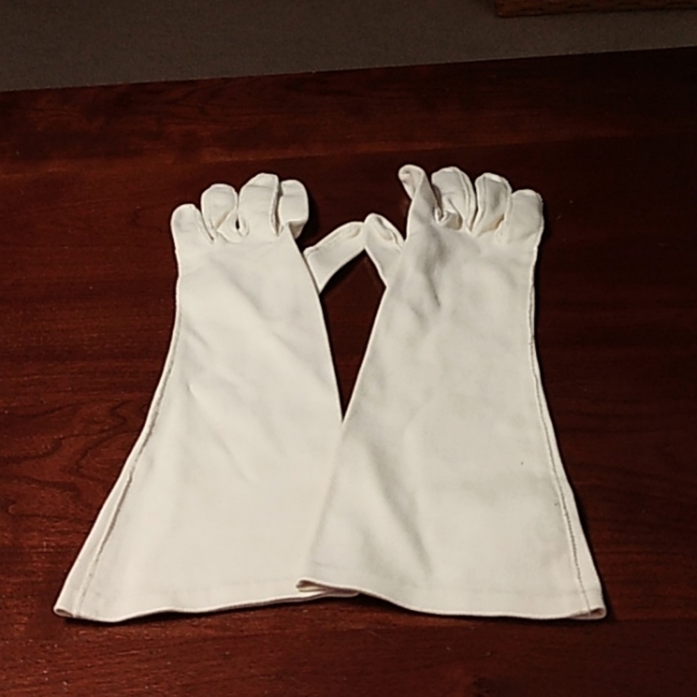 1 pair vintage beige gloves. Size 6 1/2.  Very well made glove.